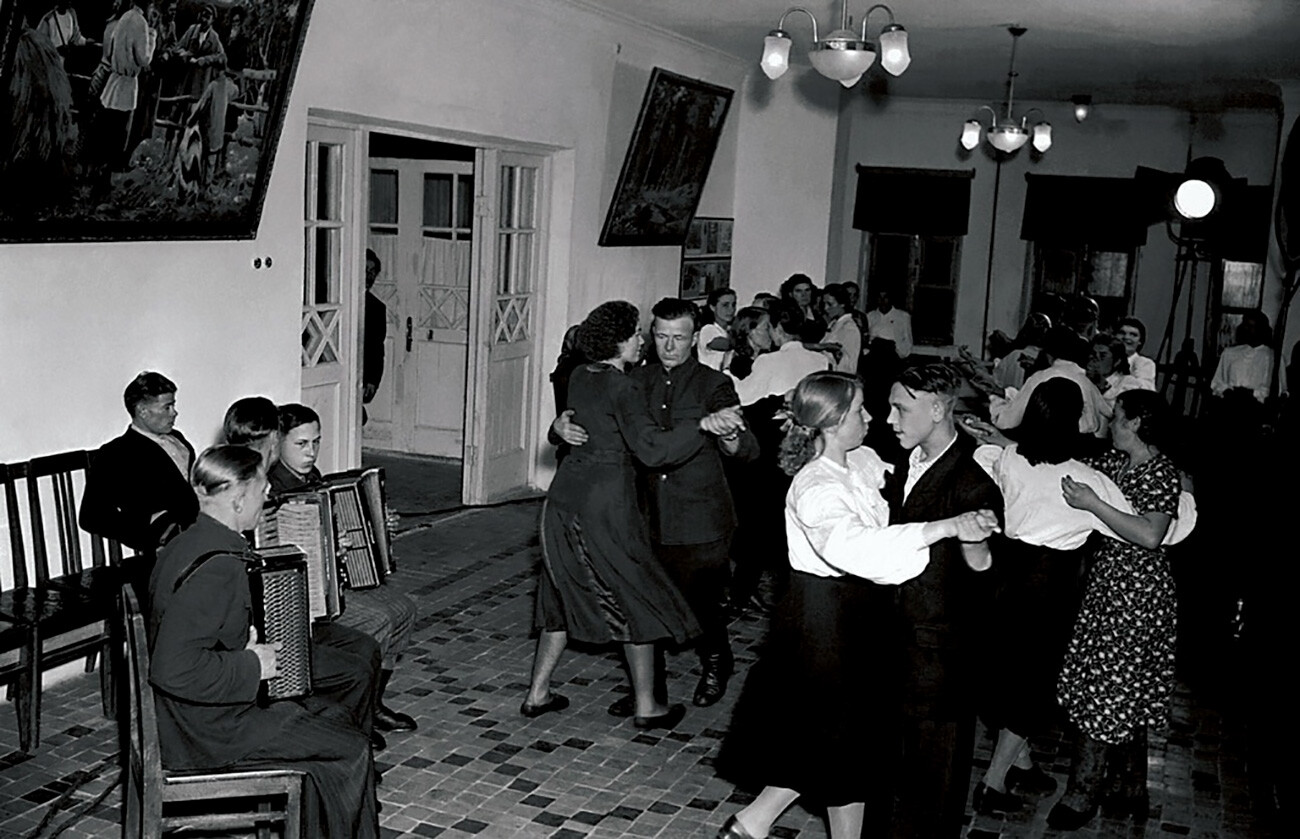 Casa de Cultura. Bailando. Años 50