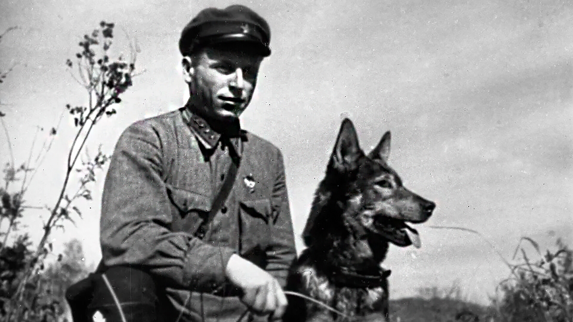 Никита Карацупа со своим псом Индусом (Ингусом)