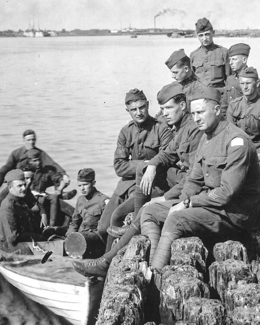 Ameriški vojaki poleti 1919 čakajo na ladje, ki jih bodo odpeljale domov. 