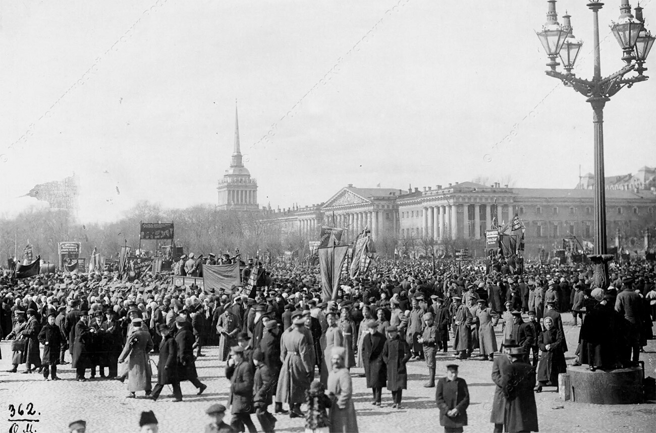 Как изглежда Санкт Петербург по време на революцията от 1917 (СНИМКИ) -  Russia Beyond България