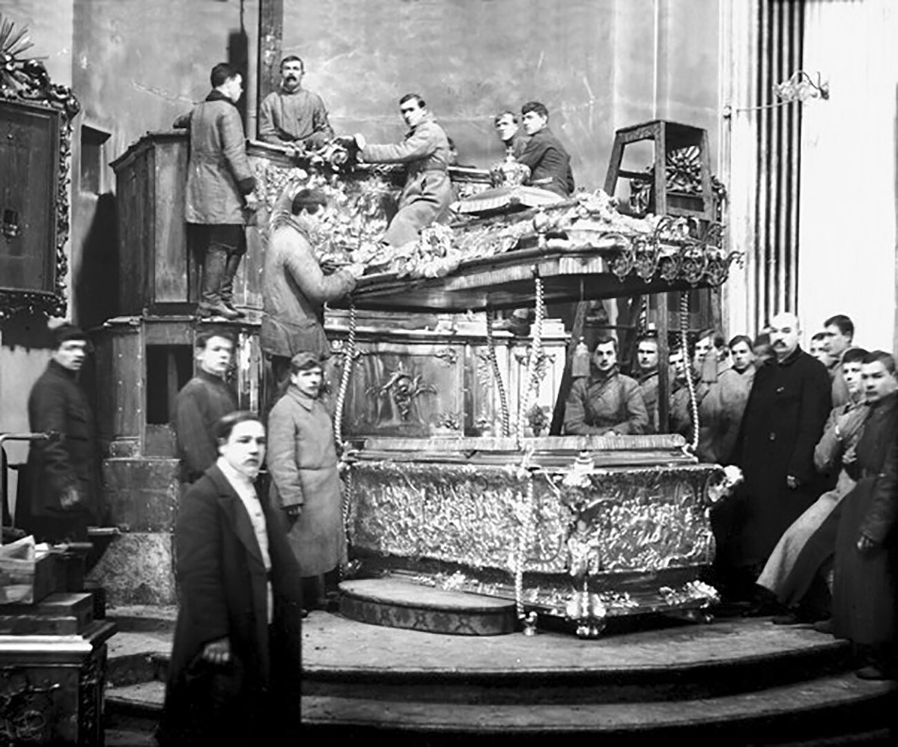 Dismantling the headboard of the shrine in 1922
