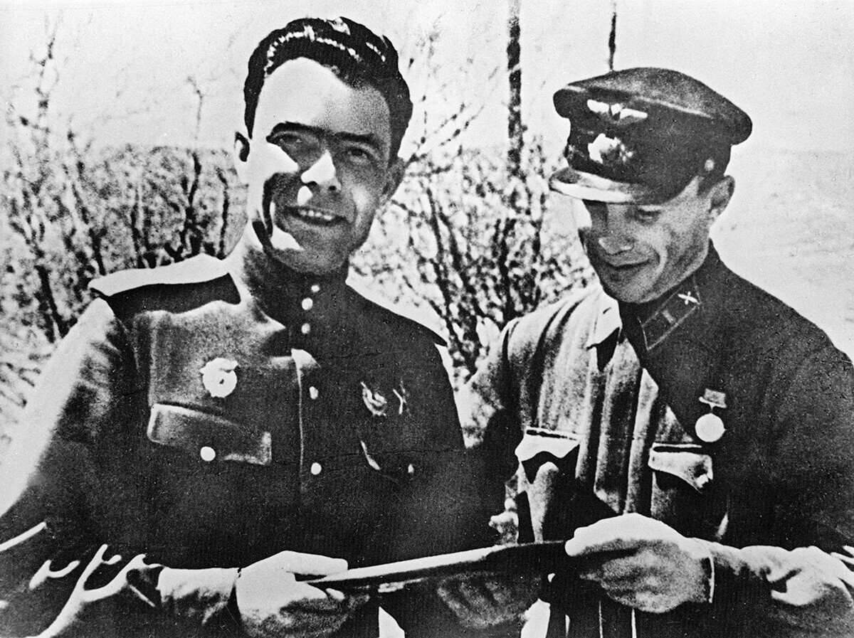 Kolonel Leonid Brezhnev (kiri) dan ajudannya Ivan Kravchuk. Novorossiysk, 1943.