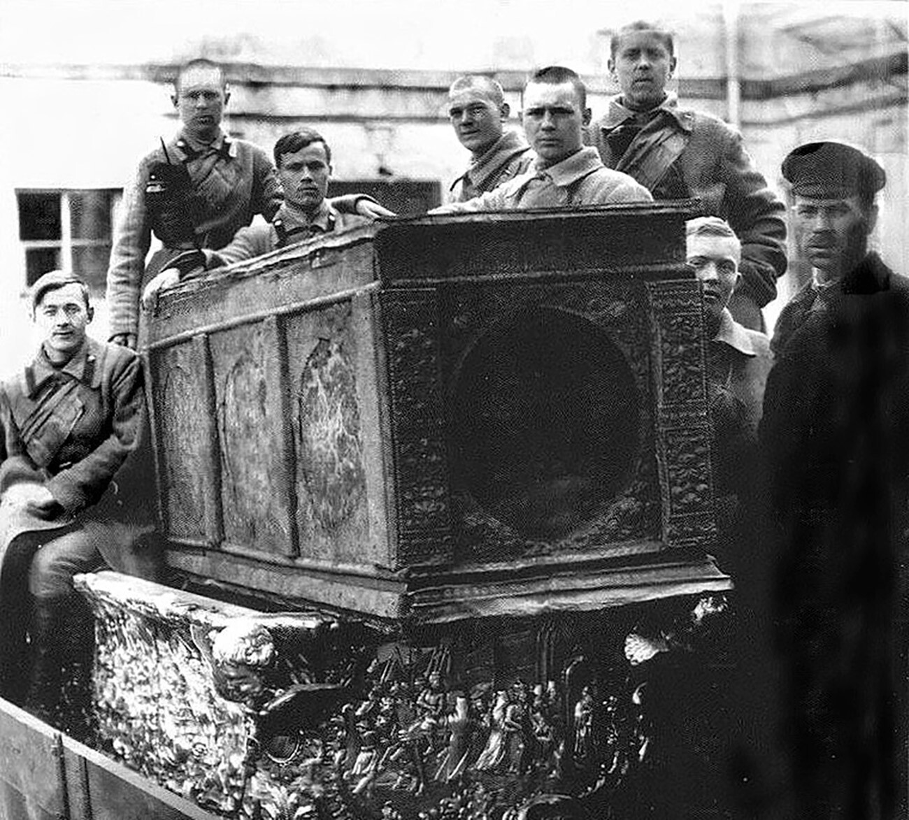 Изношење црквених драгоцености из Лавре Александра Невског (на фотографији мали кивот се вади из великог) 