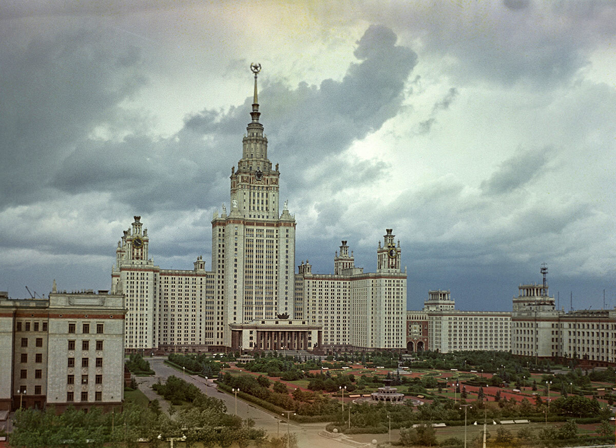 Главна зграда Московског државног универзитета „М. В. Ломоносов“. Грађена 1949-1953, архитекта Л. В. Рудњев. Фасадне скулптуре су израђене у радионици Вере Мухине 1961.