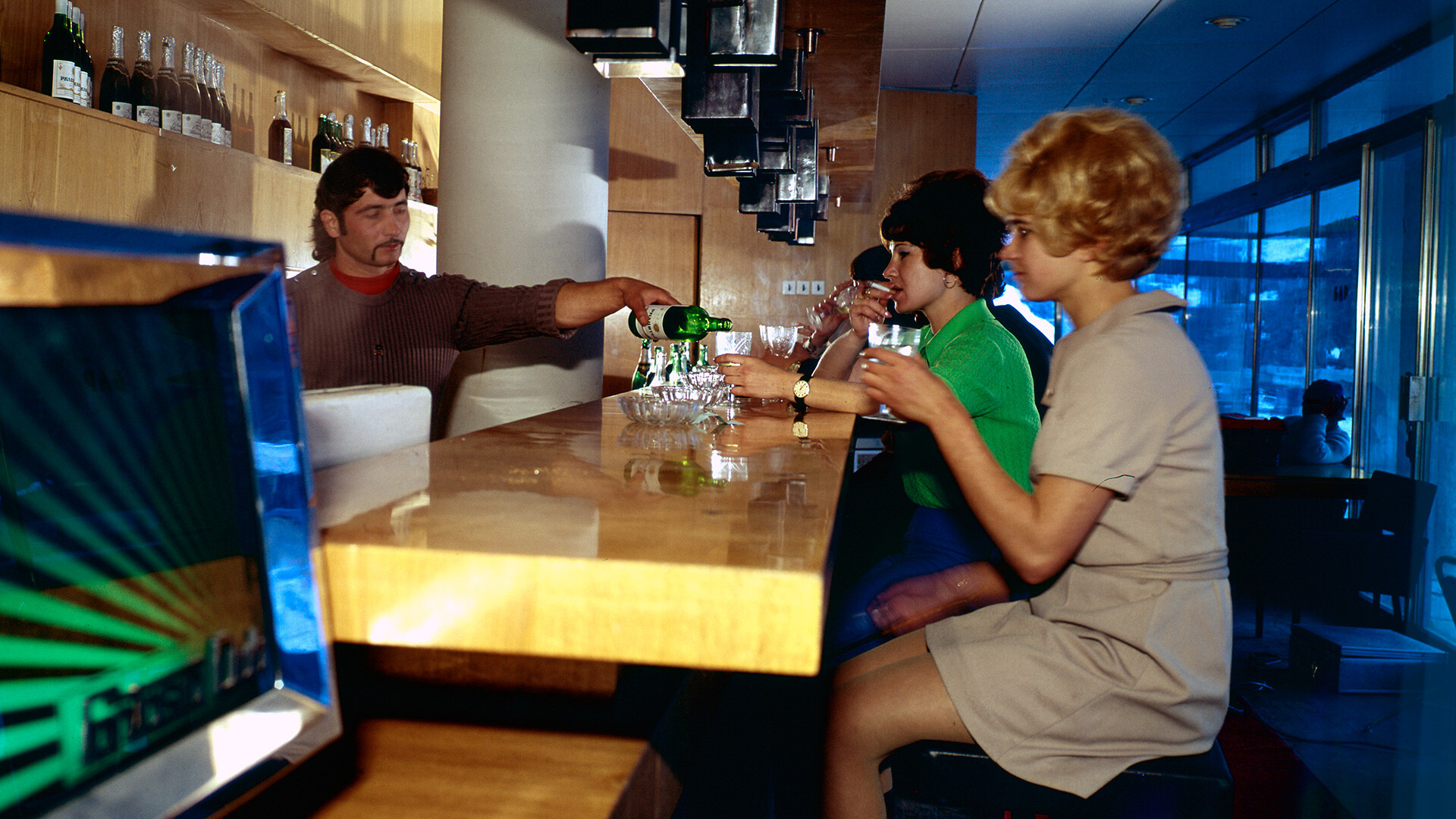 Touristes dans le bar d'un hôtel en Karatchaïévo-Tcherkessie