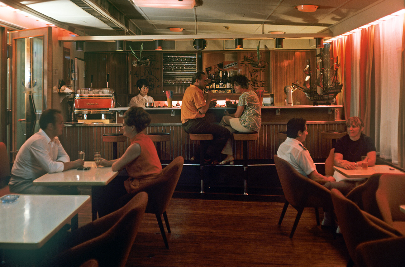 Soirée au bar d'un bateau