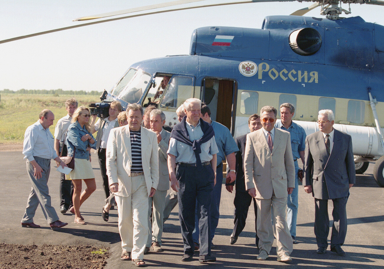 El Presidente ruso Borís Yeltsin tras llegar en helicóptero a la granja de Alexánder Medvédev, el 24 de julio de 1997, República de Carelia.