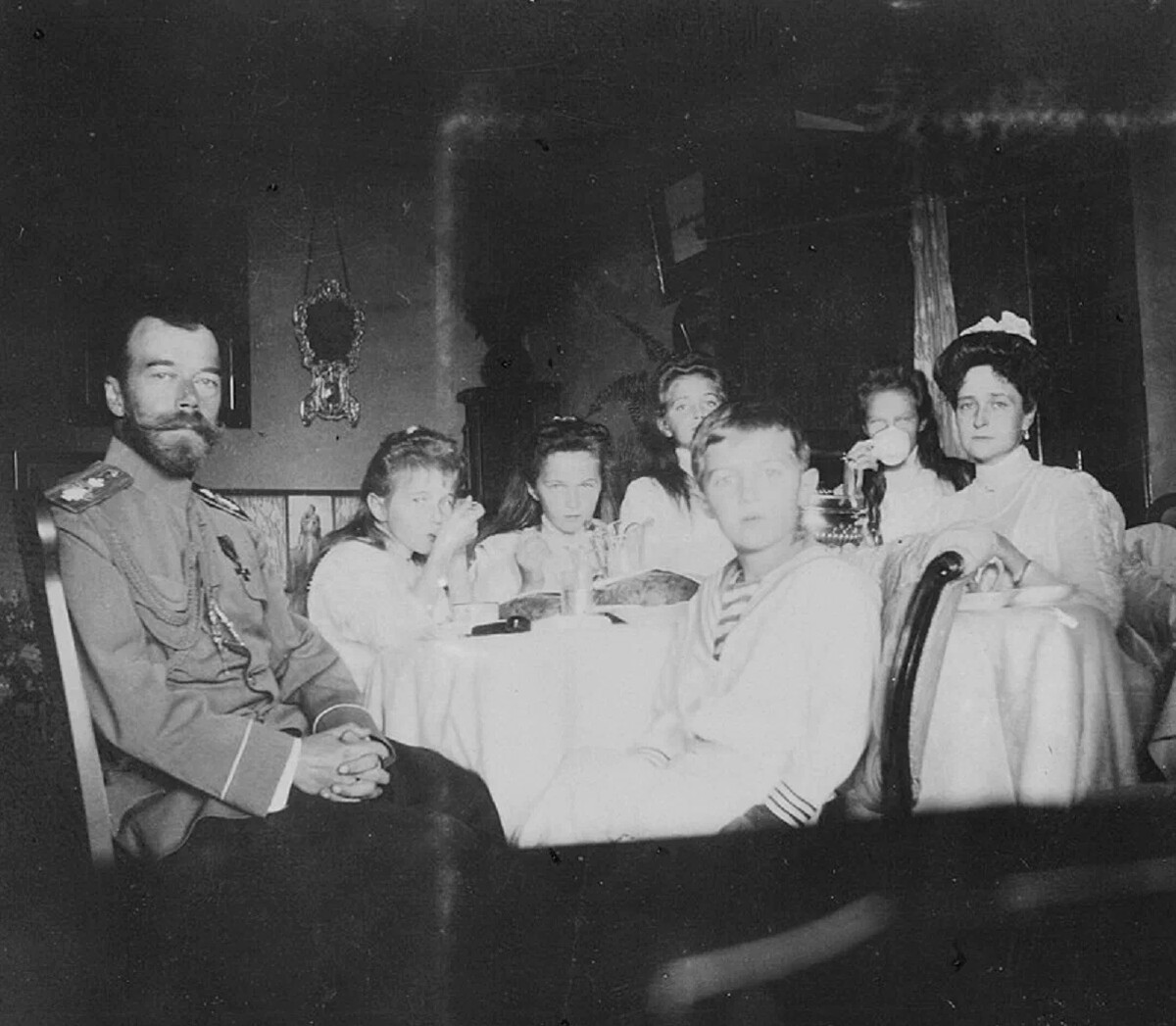 La famiglia imperiale a tavola
