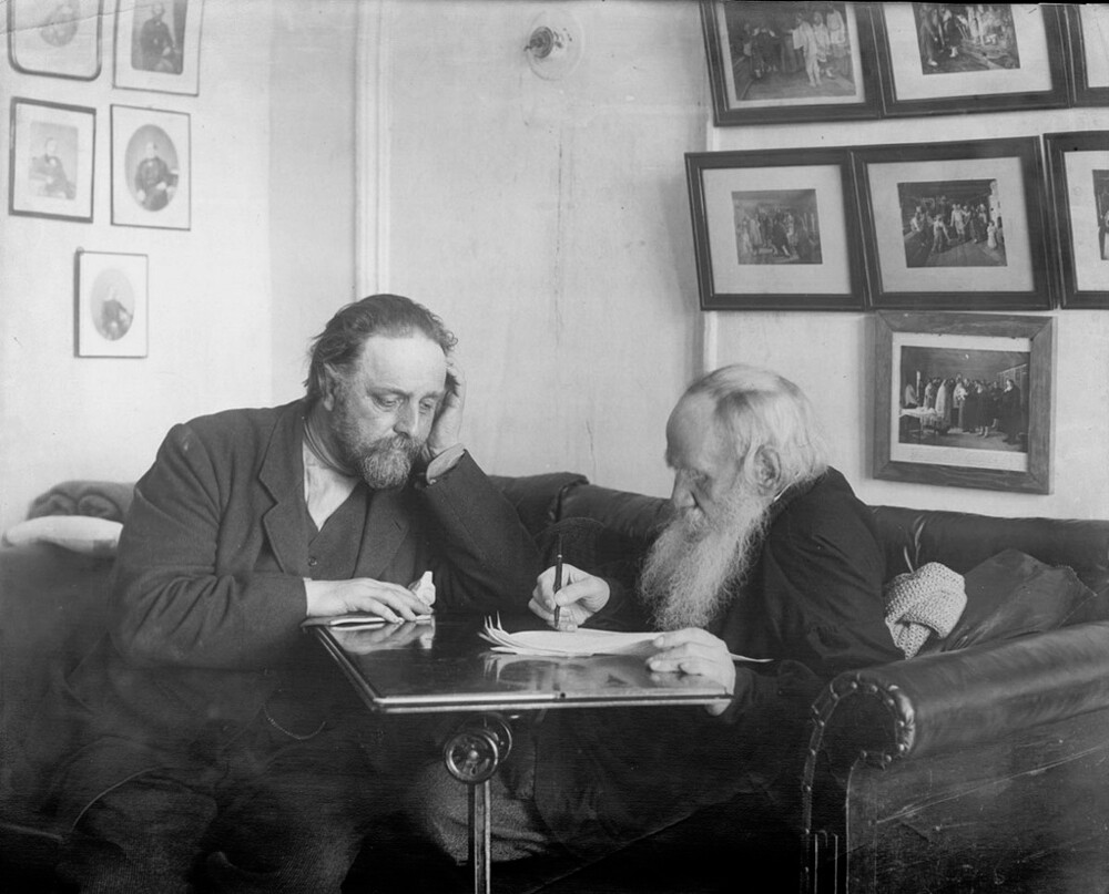 Lev Tolstoj in Vladimir Čertkov v delovni pisarni v Jasni Poljani 1909