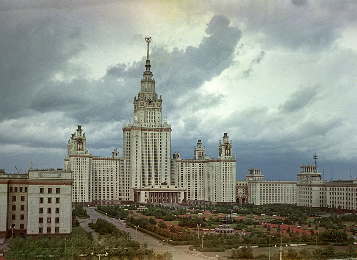 El edificio principal de la Universidad Estatal Lomonósov de Moscú en las Léninskiye Gori . Construido entre 1949 y 1953 por el arquitecto L. V. Rúdnev. Las esculturas de las fachadas se realizan en el taller de V. I. Mújina. 1961.