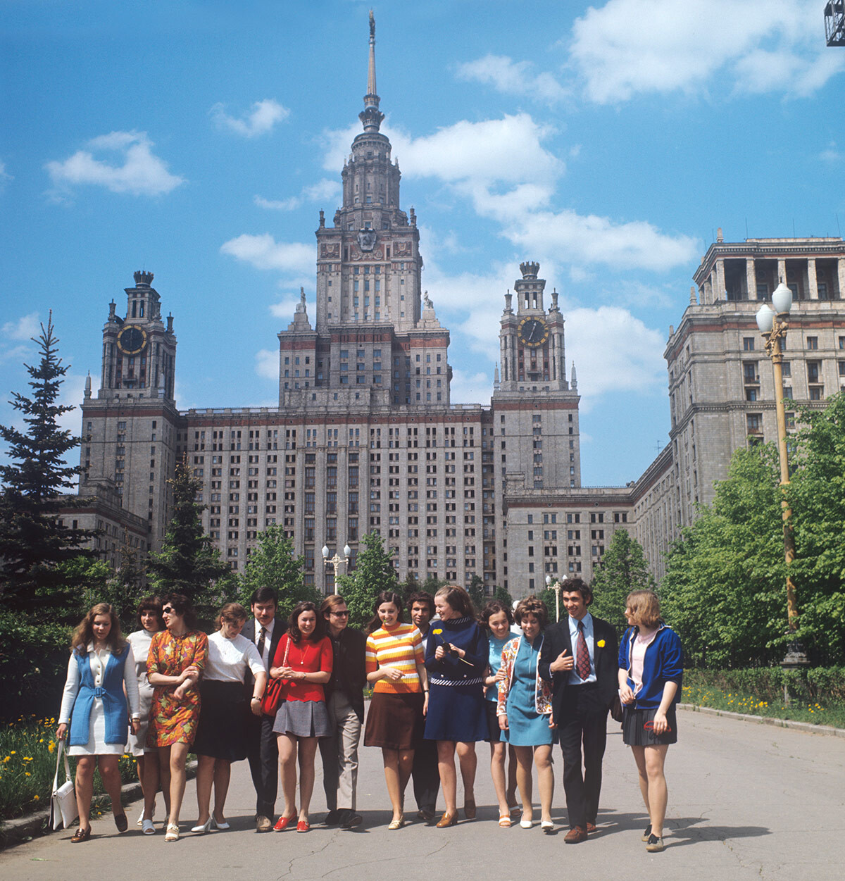 Estudiantes del departamento de serbocroata de la Facultad de Filología de la Universidad Estatal Lomonósov de Moscú en el Léninskiye Gori.