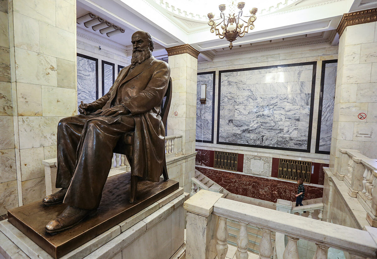 Una estatua del científico ruso Nikolái Zhukovski en el Edificio Principal de la Universidad Estatal de Moscú Lomonósov.