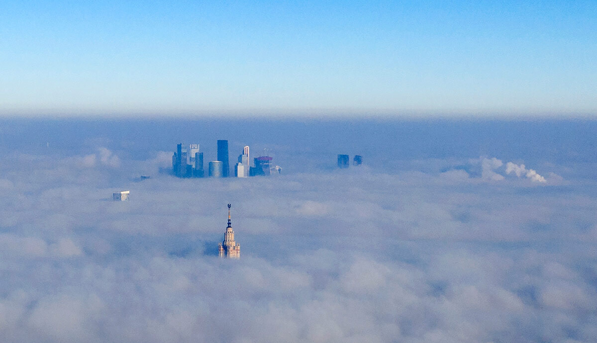 Vista de la Universidad Estatal Lomonósov de Moscú y del Centro Internacional de Negocios de Moscú Moscow City (City de Moscú) entre la niebla. 