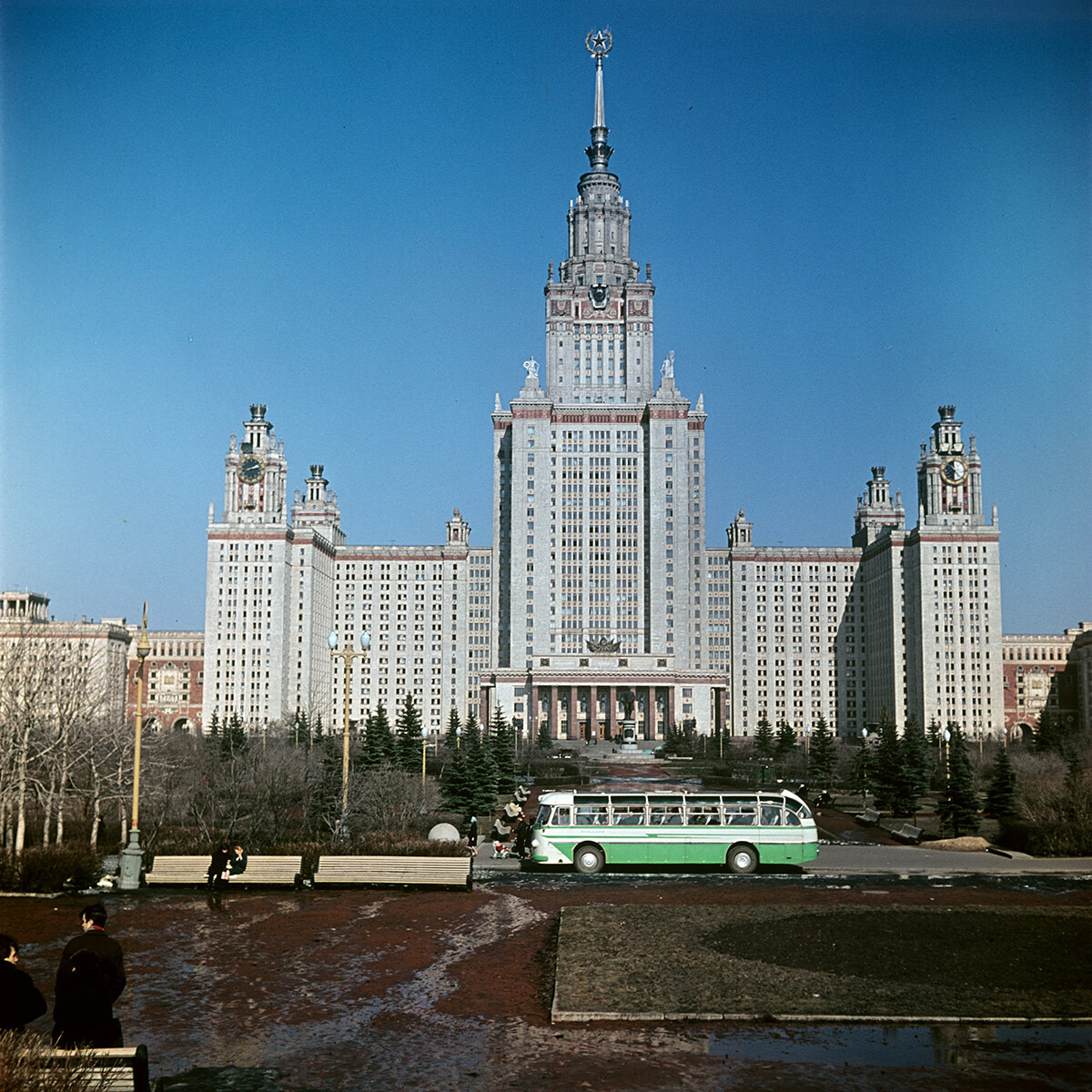 L’edificio principale dell’Università Statale di Mosca in una foto del 1966