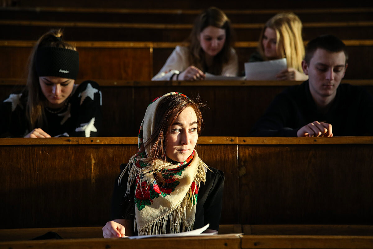 Studenti ascoltano una lezione in un’aula dell’edificio principale dell’Università Statale di Mosca