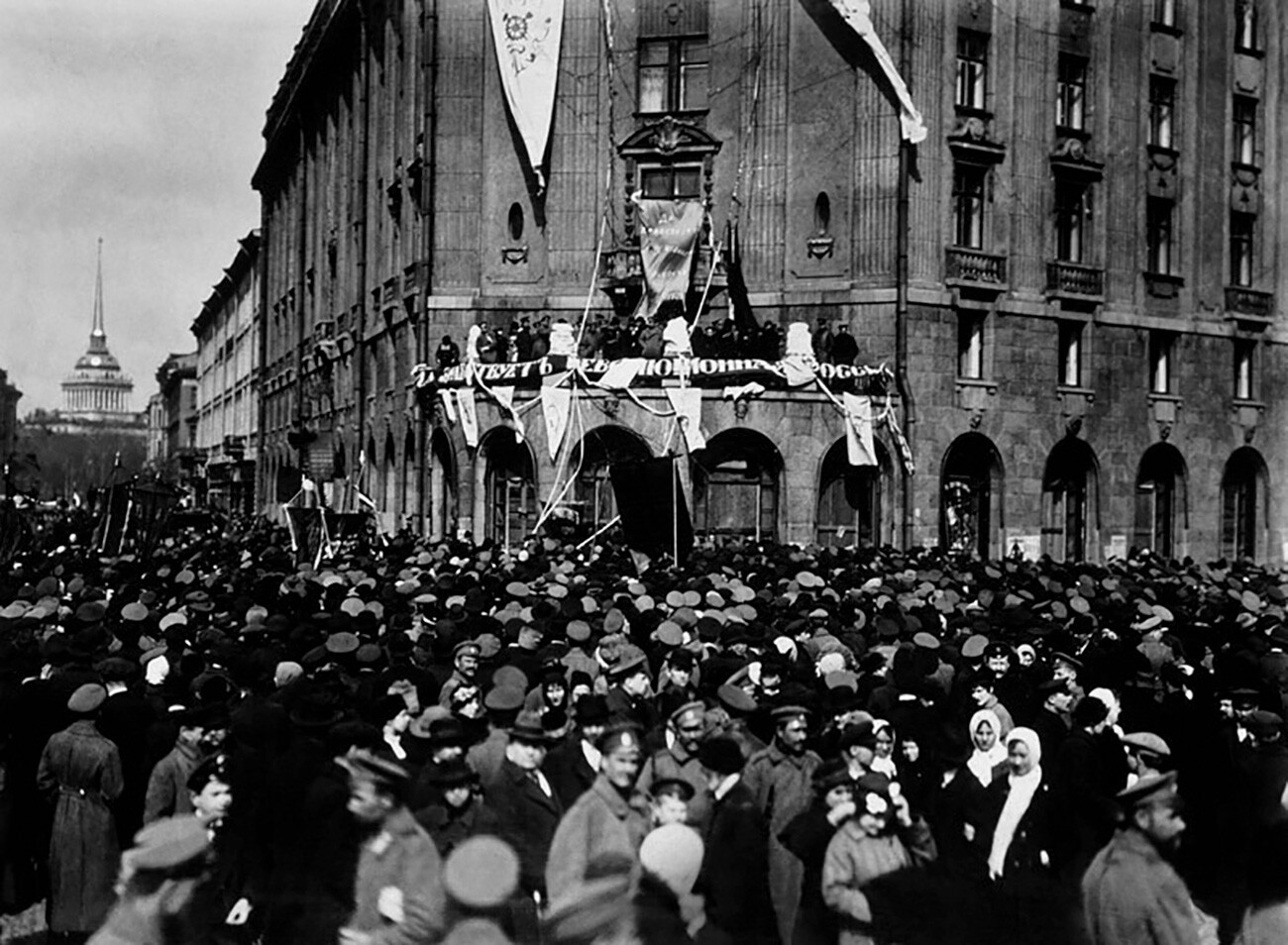 São Petersburgo durante as revoluções de 1917 (FOTOS)