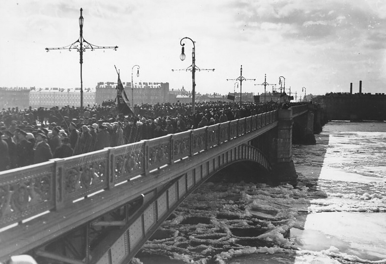 São Petersburgo durante as revoluções de 1917 (FOTOS)