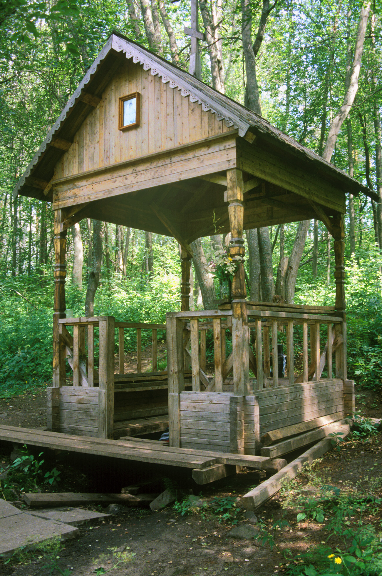 Podgornaya. Chapel pavilion over sacred spring. July 4, 2000