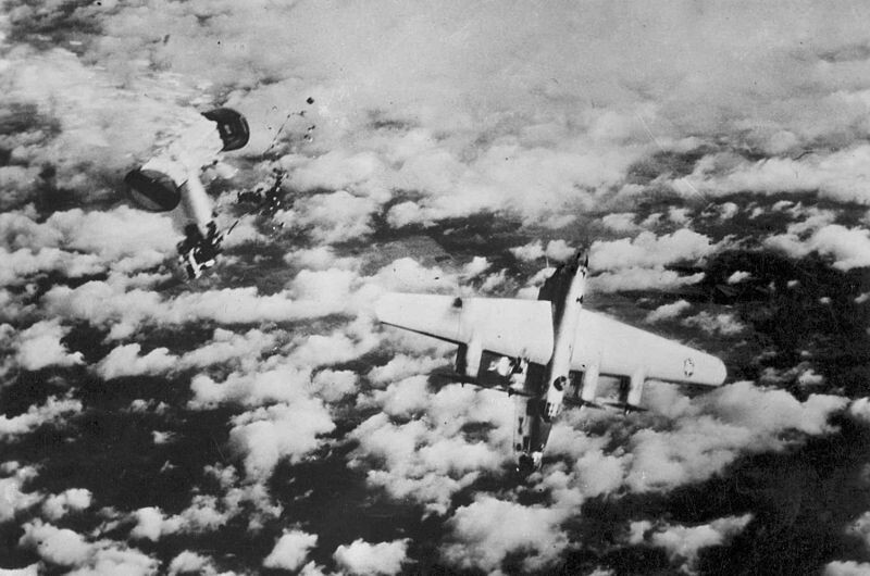 Bombardero norteamericano B-24 ‘Liberator’ derribado por los cohetes RM4 de un Me-262.