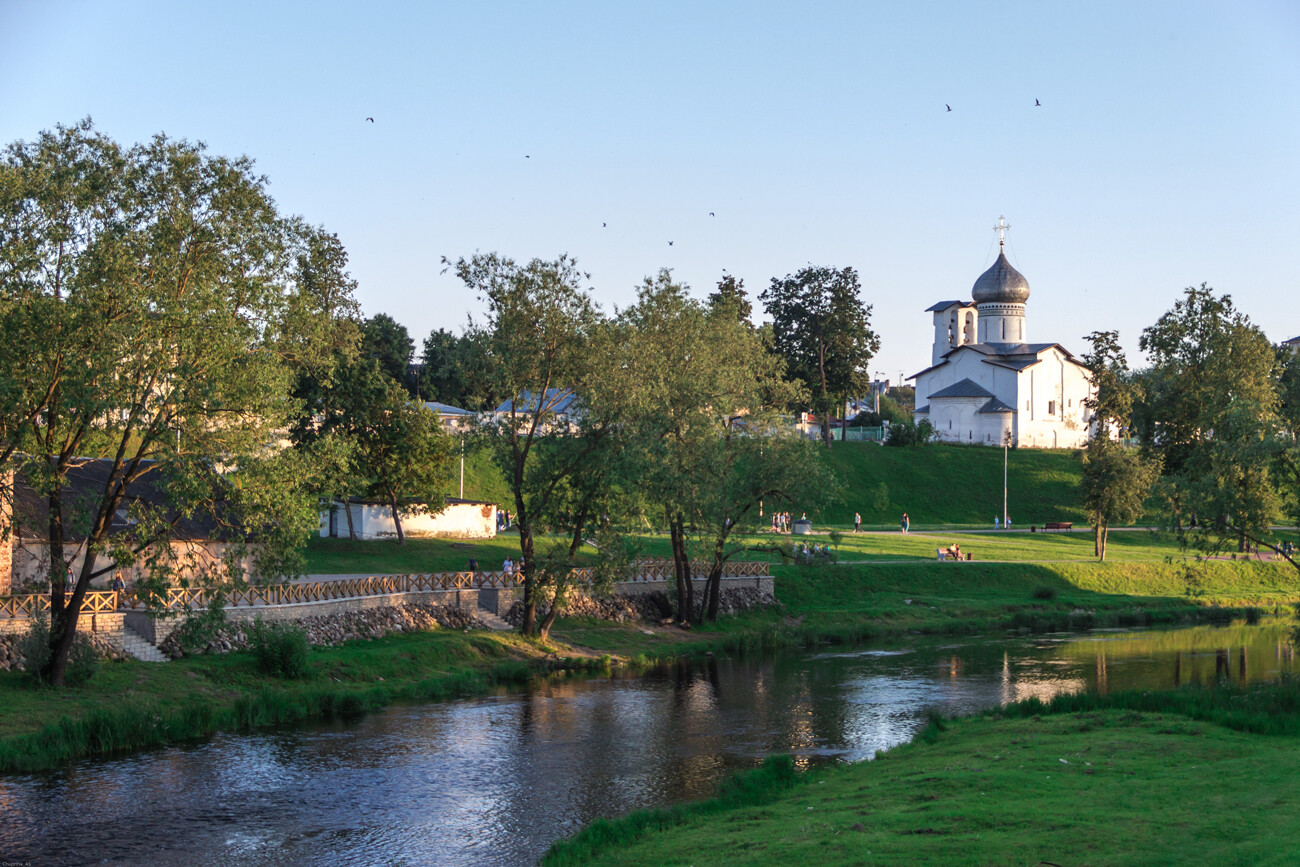 Parque Kuopio: calle Voróvskogo, en la isla Militski del río Pskov, Pskov.