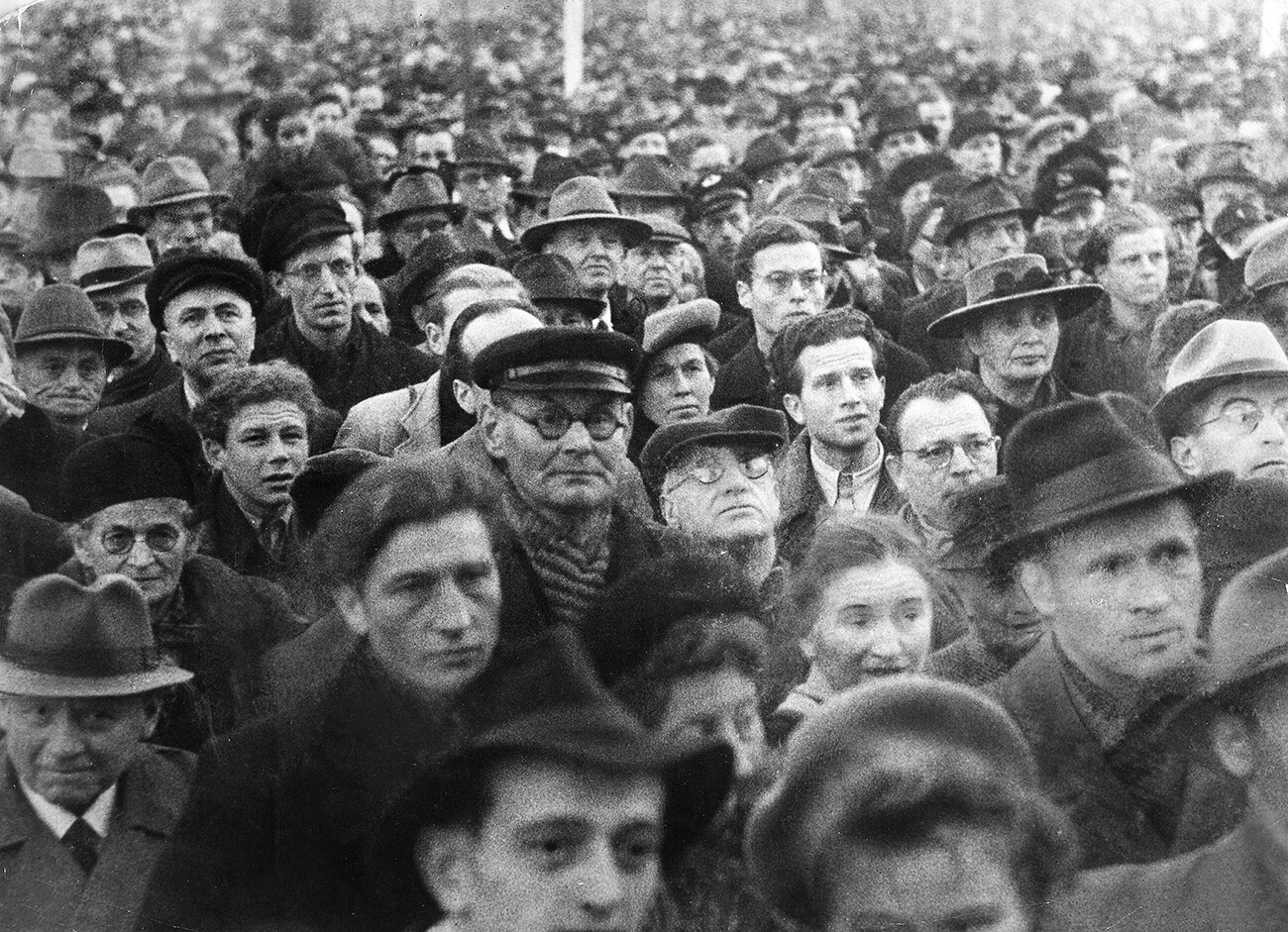 People listen to the speech of Mayor Ernst Reuter.