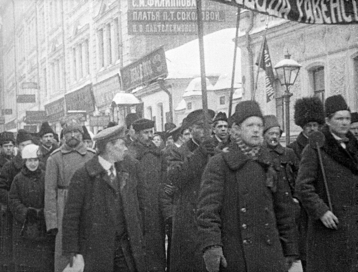 Buržoazno-demokratična revolucija februarja 1917. Demonstracije delavcev v Petrogradu med februarsko revolucijo. Posnetek iz kronike.