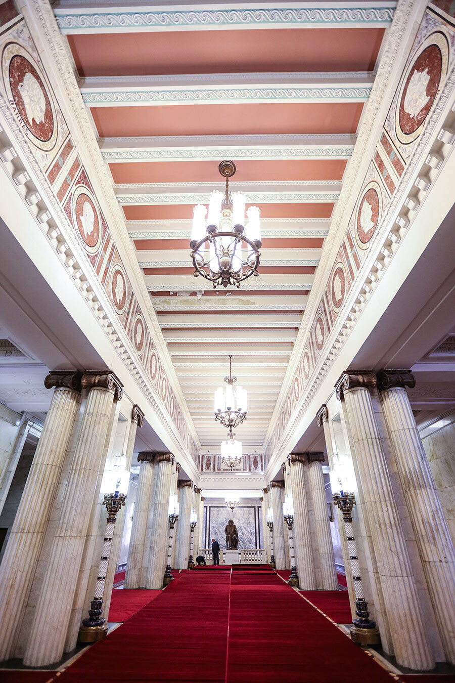 Влезниот хол на главната зграда на Московскиот државен универзитет „М.В. Ломоносов“.
