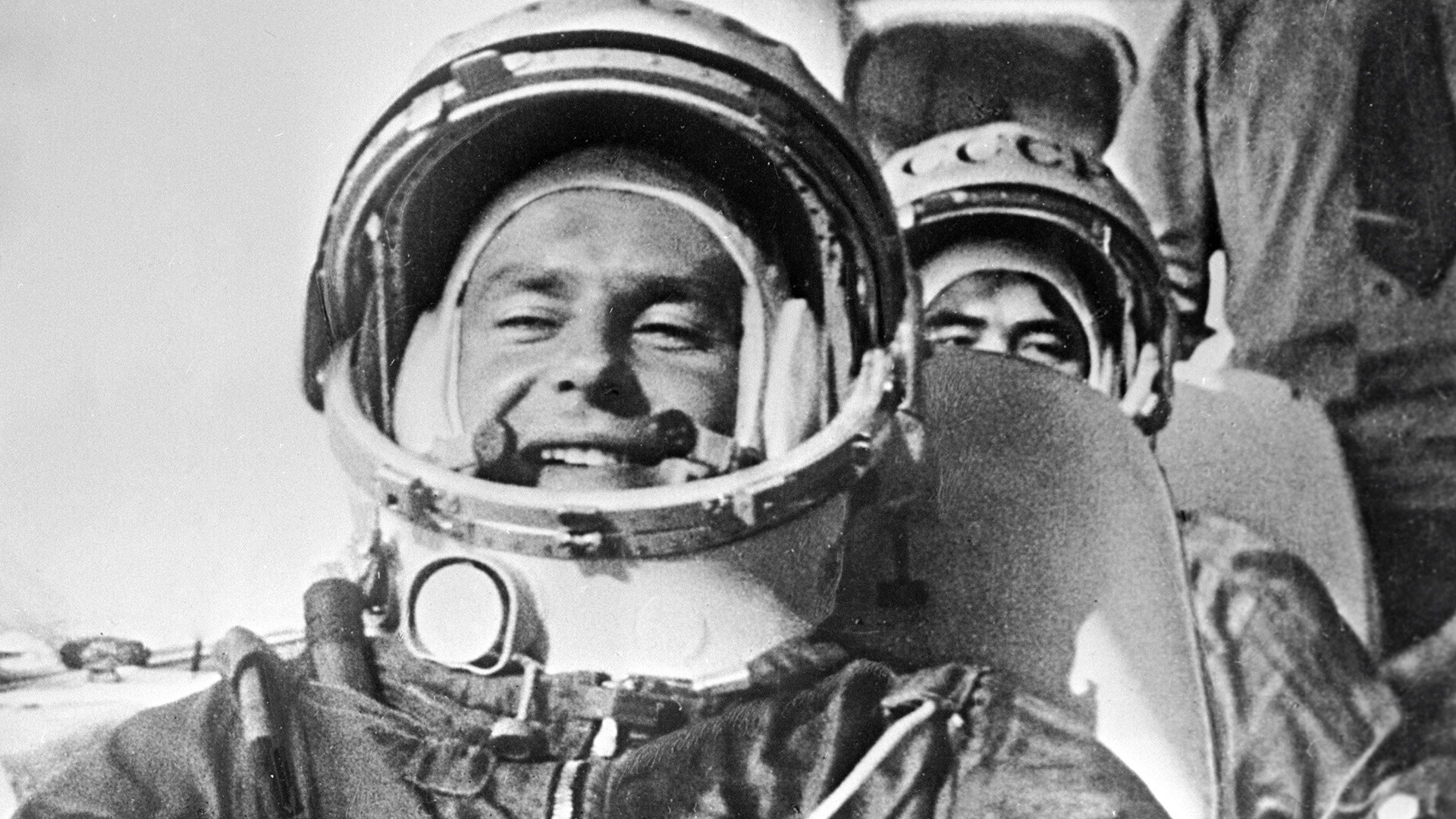 Первый советский космонавт совершивший полет вокруг земли