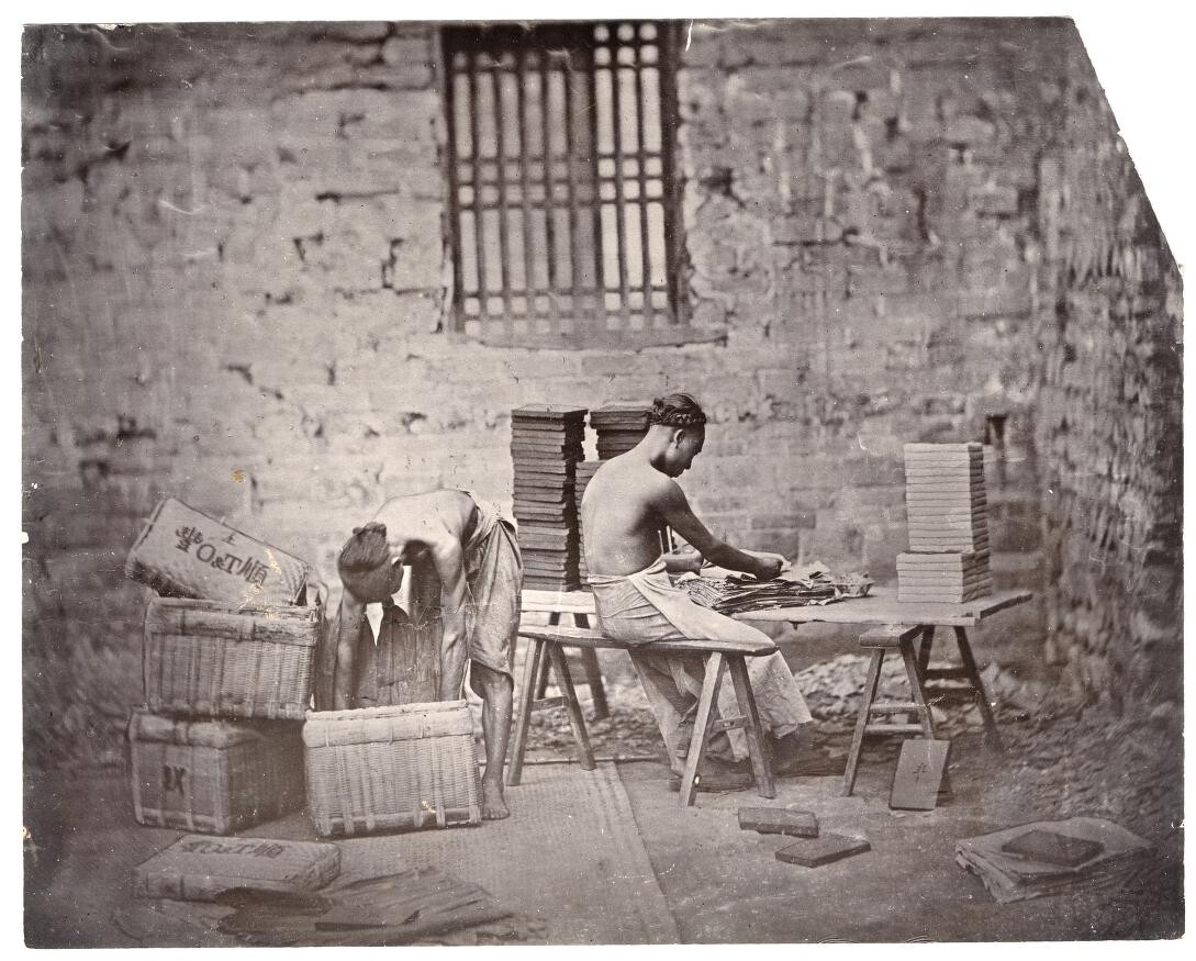 中国の製茶工場でお茶を詰める労働者
