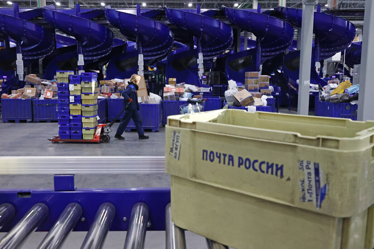 Centro de distribuição do Correio Russo em Novosibirsk
