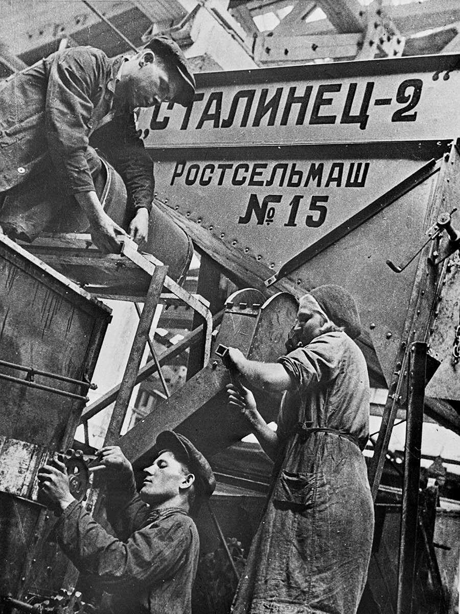Delavci in delavke v tovarni kombajnov, Rostov na Donu, ZSSR, 1930-1940