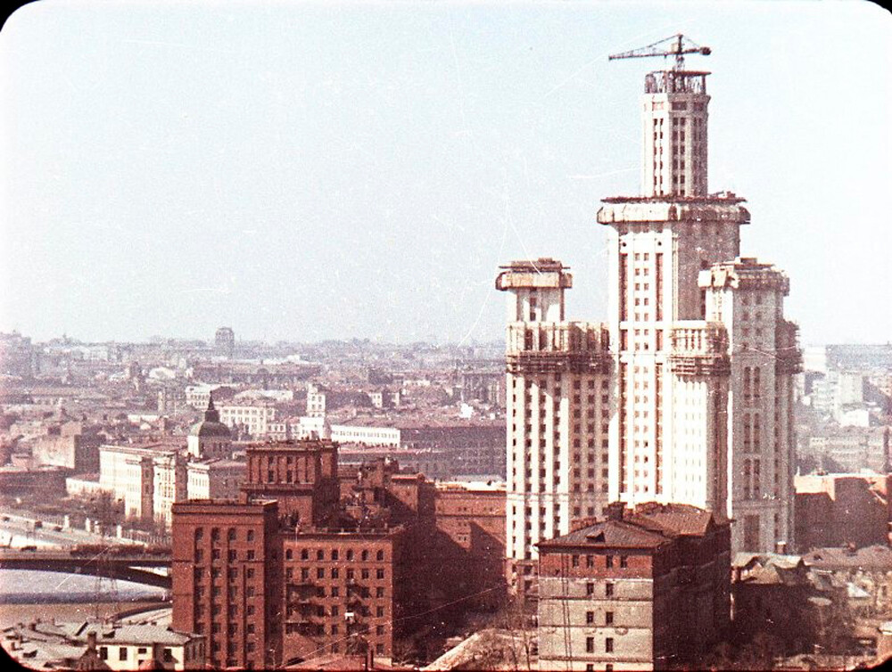 Москва 1951 года. Москва высотка на Котельнической набережной. Высотка на Котельнической набережной стройка. Высотка на Котельнической в 1951 году. Строящийся МГУ Старая Москва.