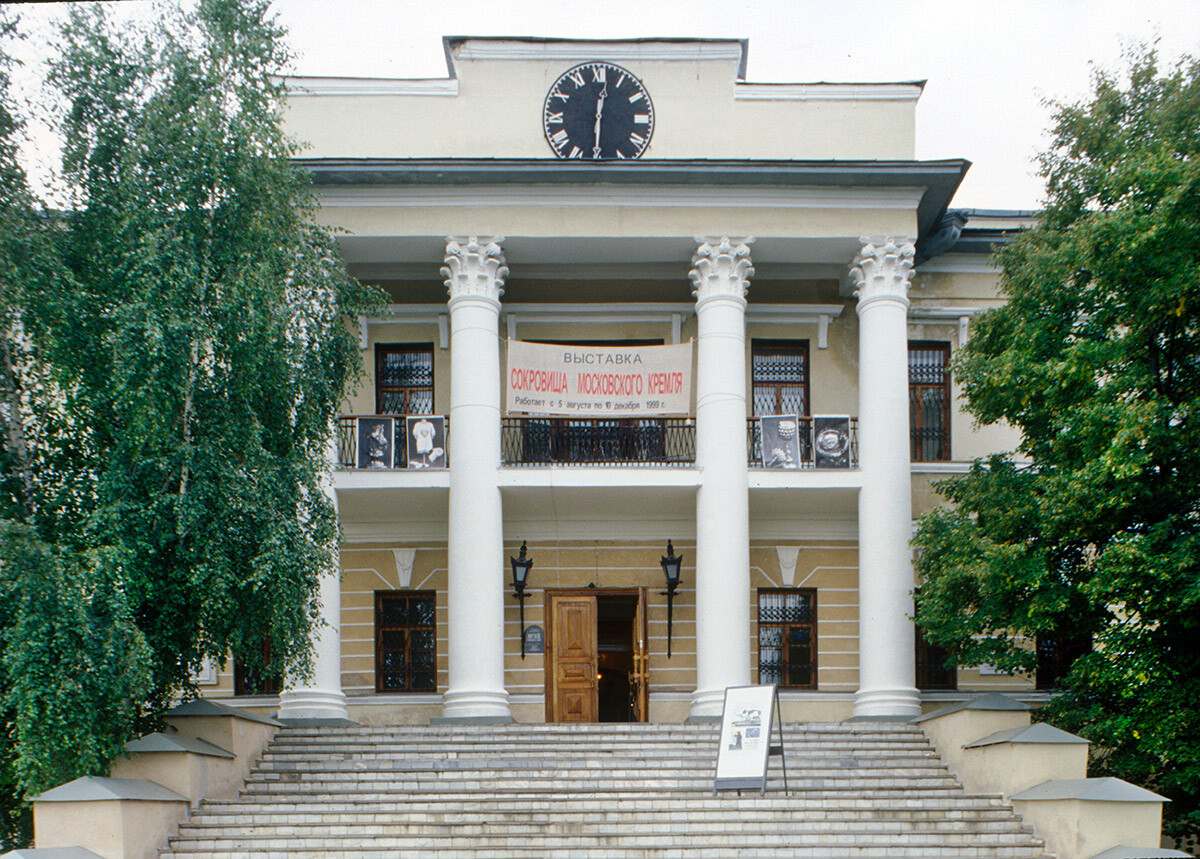 Palazzo del Consiglio comunale. Costruito originariamente nel 1828-33 in stile neoclassico semplificato. L’orologio a pendolo fu aggiunto nel 1857. 29 agosto 1999
