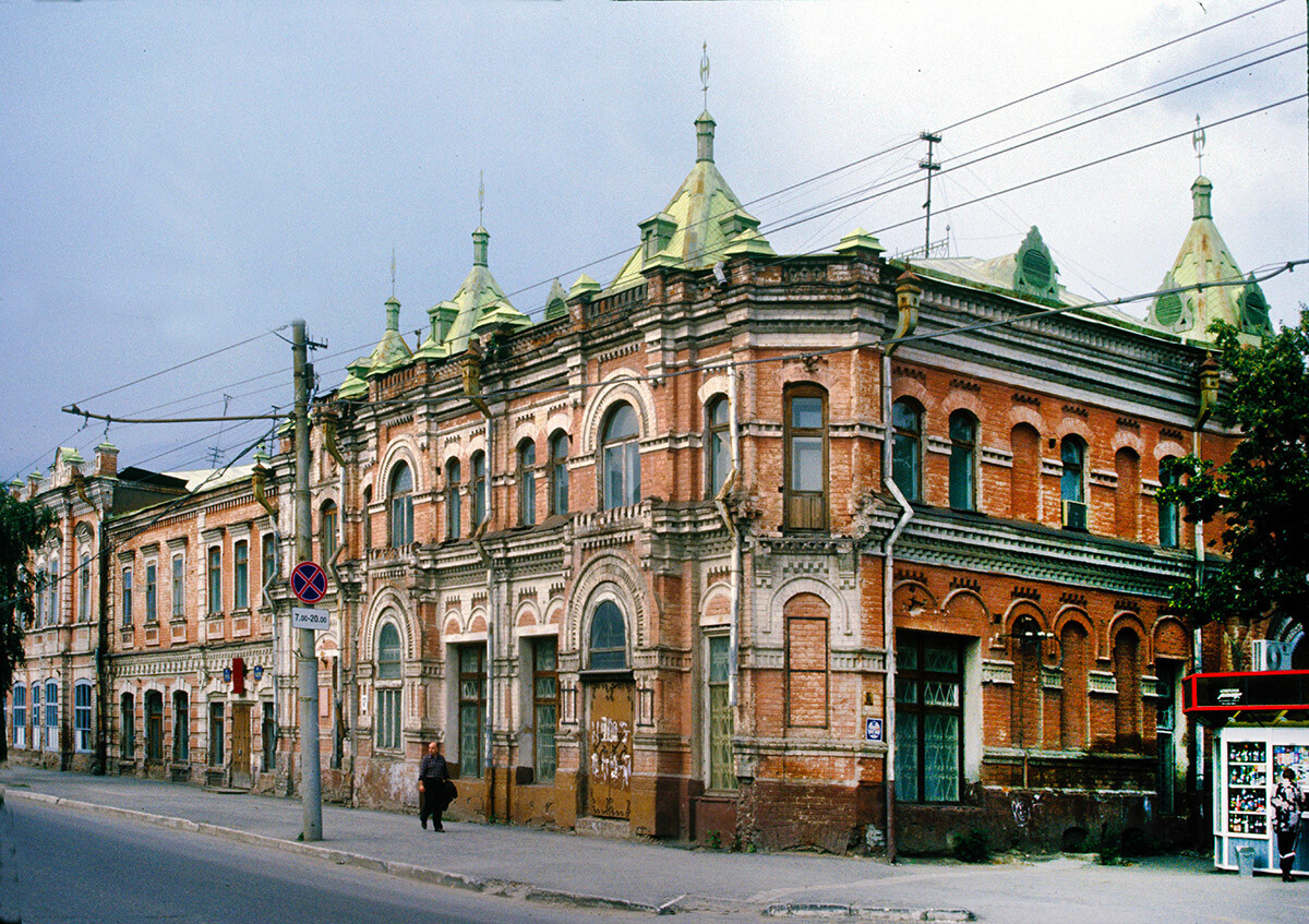 Edificio commerciale (angolo tra le vie Repubblica e Kirov) costruito dal mercante Nikolaj Jadryshnikov nel 1897. Esempio di “stile con mattoni a vista” altamente decorato, quello preferito per gli edifici commerciali alla fine del XIX secolo. 29 agosto 1999
