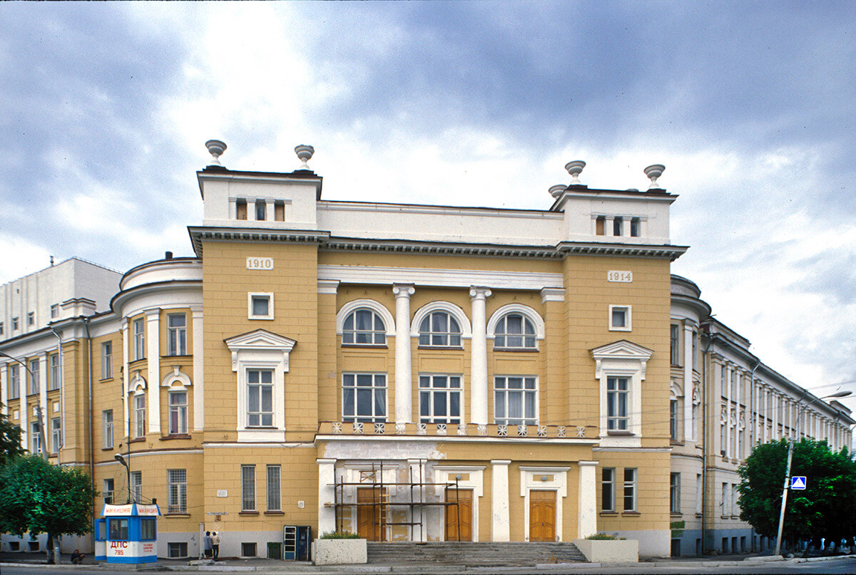 Scuola di Commercio (ora Istituto di Ingegneria). Completata nel 1914 durante il boom edilizio siberiano, stimolato dallo sviluppo del commercio lungo la Transiberiana. 29 agosto 1999
