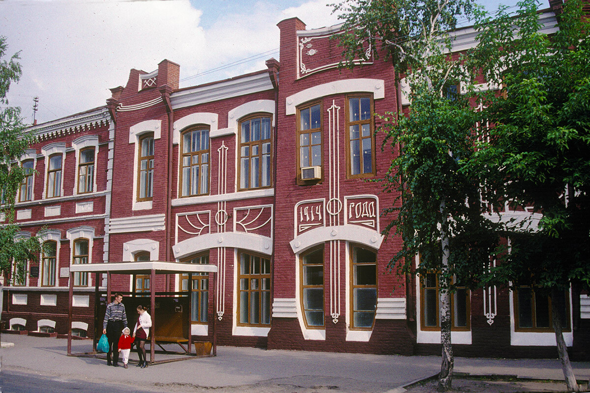 Scuola artigianale Tekutjev, via Dzerzhinskij 2. Completato nel 1914, l’edificio è un ottimo esempio di “stile moderno” provinciale. 29 agosto 1999
