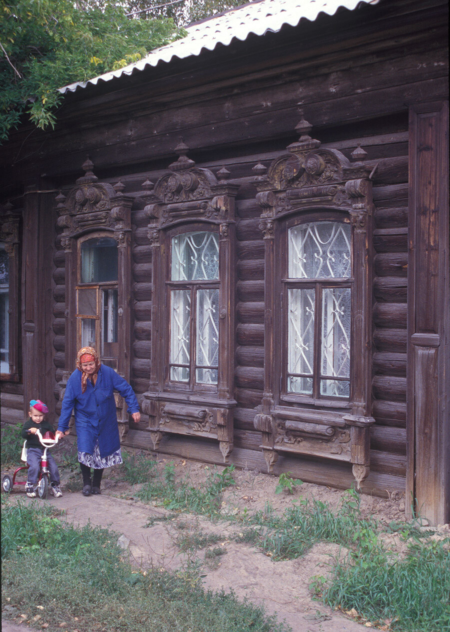 Finestra di una casa in legno, via Komsomol 17. Costruita intorno al 1900 come ala della tenuta di A. G. Andreev, questa piccola struttura presenta notevoli esempi di traforo decorativo. 30 agosto 1999
