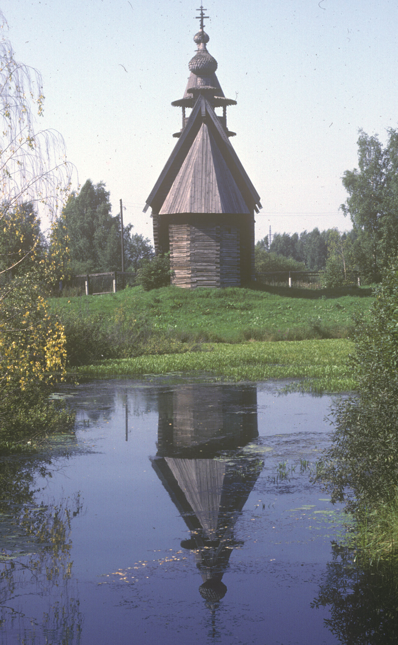 Црквата на Семилостивиот Спас од село Фоминско. Поглед од исток со одраз во рибникот, 22. август 1988 година

