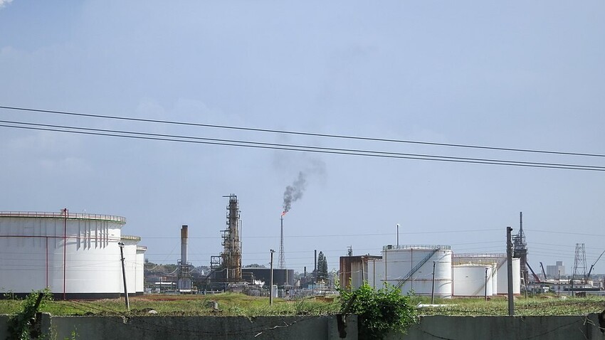 Refinería cubana de petróleo e Regla (Habana)