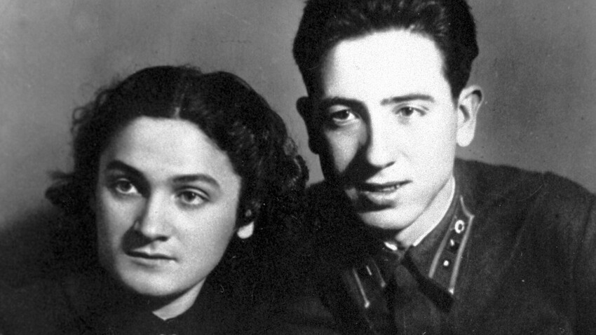 El Héroe de la Unión Soviética Rubén Ibárruri con su hermana Amaya.