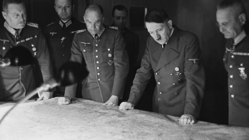 O "führer" na sede do comando terrestre com oficiais na Alemanha, em 7 de agosto de 1941.