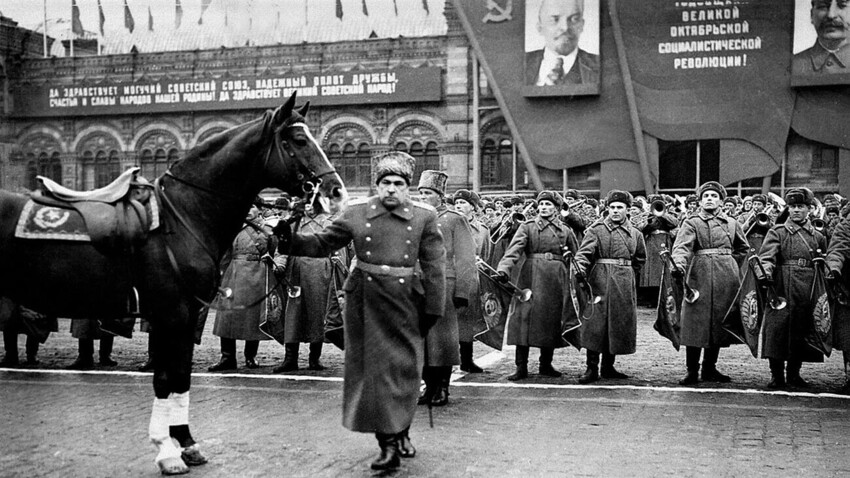 30. Jahrestag der Oktoberrevolution. Marschall der Sowjetunion Leonid Goworow bereitet sich auf eine Parade der Moskauer Garnison auf dem Roten Platz vor.