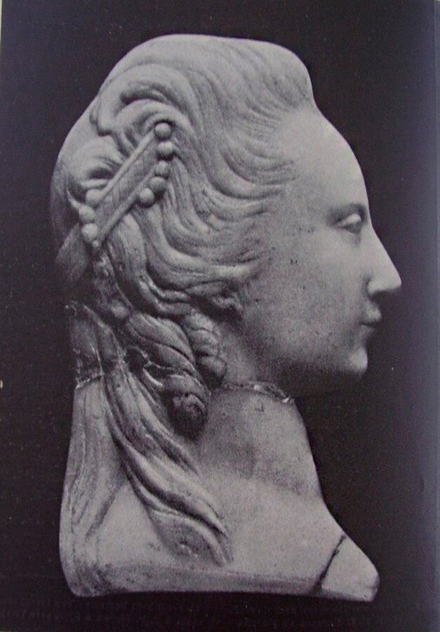 Bassorilievo in marmo che si ritiene ritrarre la sedicente principessa Volodimirskaja, alias Tarakanova