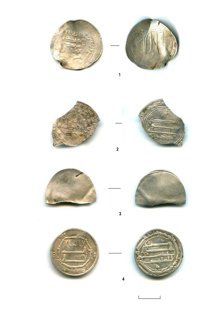 Pièces de monnaie coufiques en argent (dirhams) des VIIIe et IXe siècles provenant du site des fouilles de la découverte du trésor