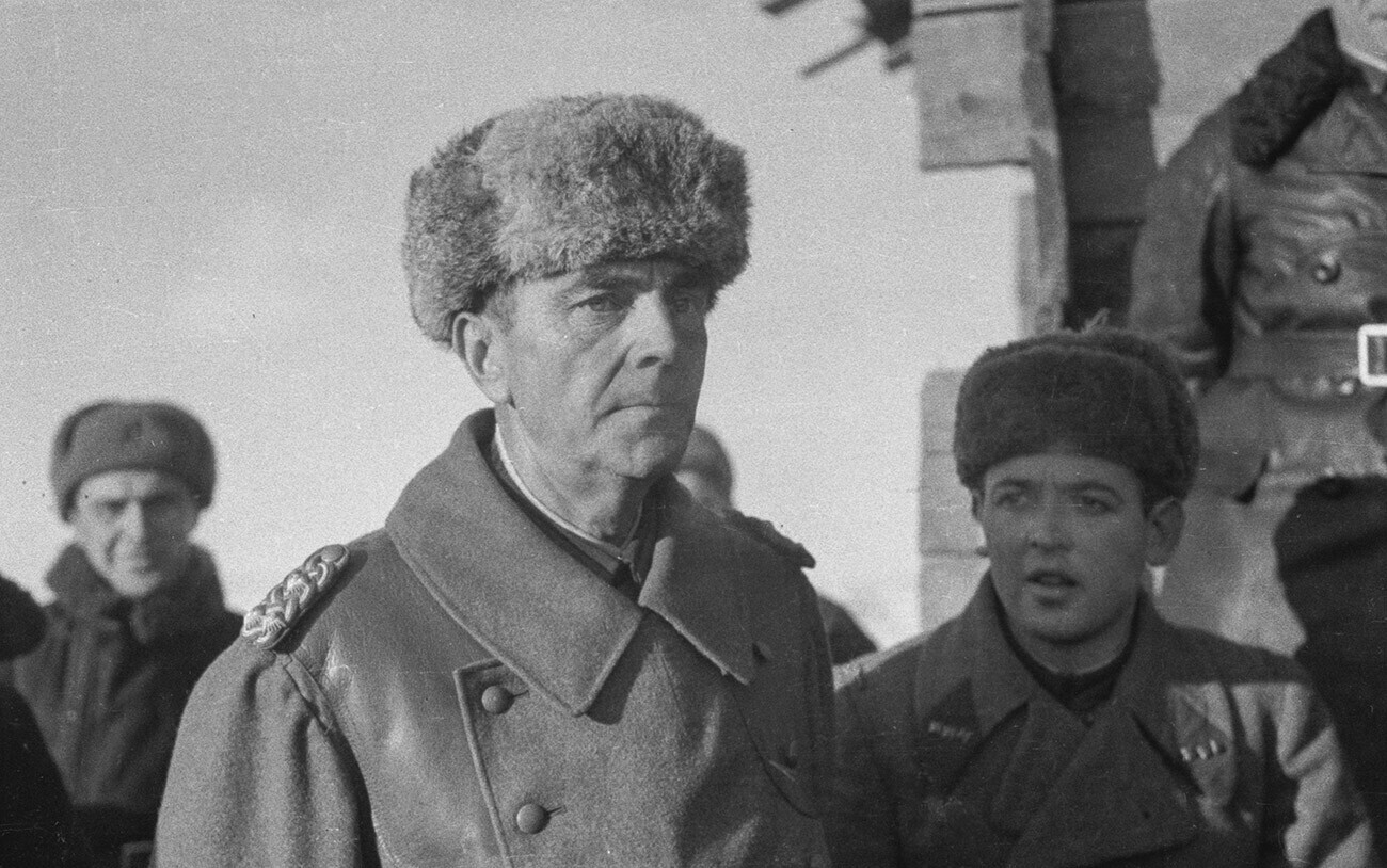 Marsekal Lapangan Friedrich Paulus ditangkap oleh pasukan Soviet.