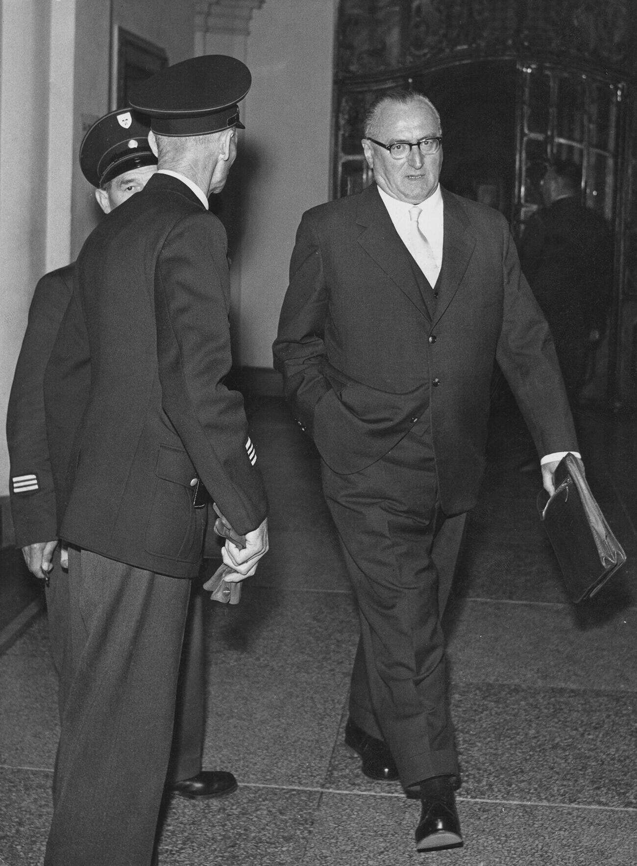 Marsekal Lapangan Jerman Ferdinand Schörner memasuki ruang sidang selama persidangannya di Jerman pada 4 Oktober 1957.