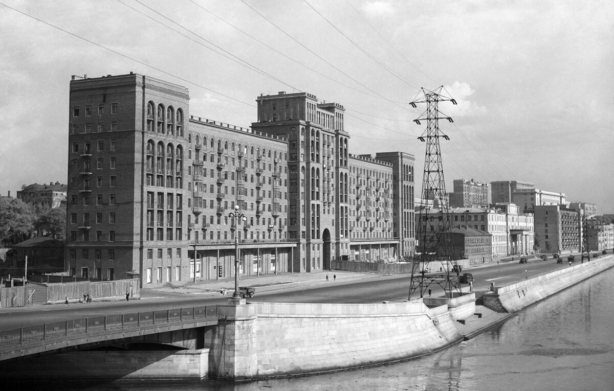 Una delle ali laterali dell’edificio residenziale in Kotelnicheskaja naberezhnaja ai tempi della costruzione. Queste parti sono di otto o dieci piani