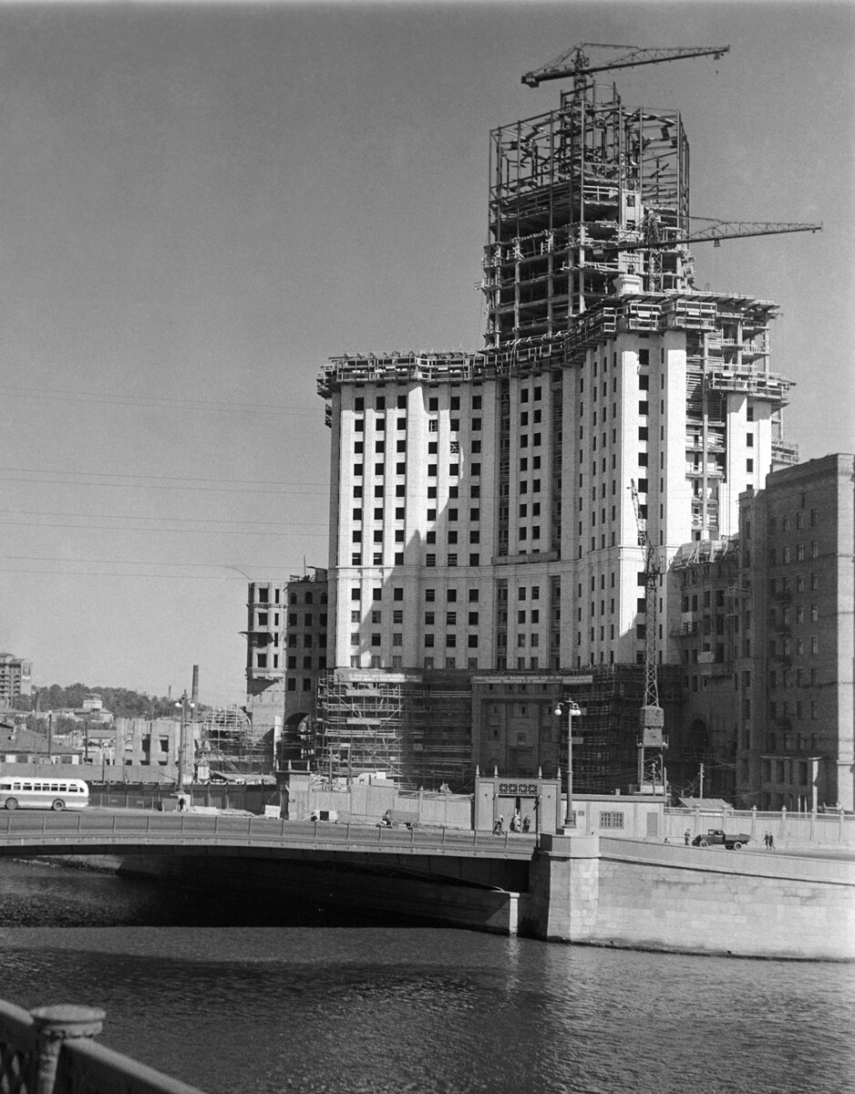 L’edificio residenziale sulla Kotelnicheskaja naberezhnaja (lungofiume) ai tempi dei lavori di costruzione