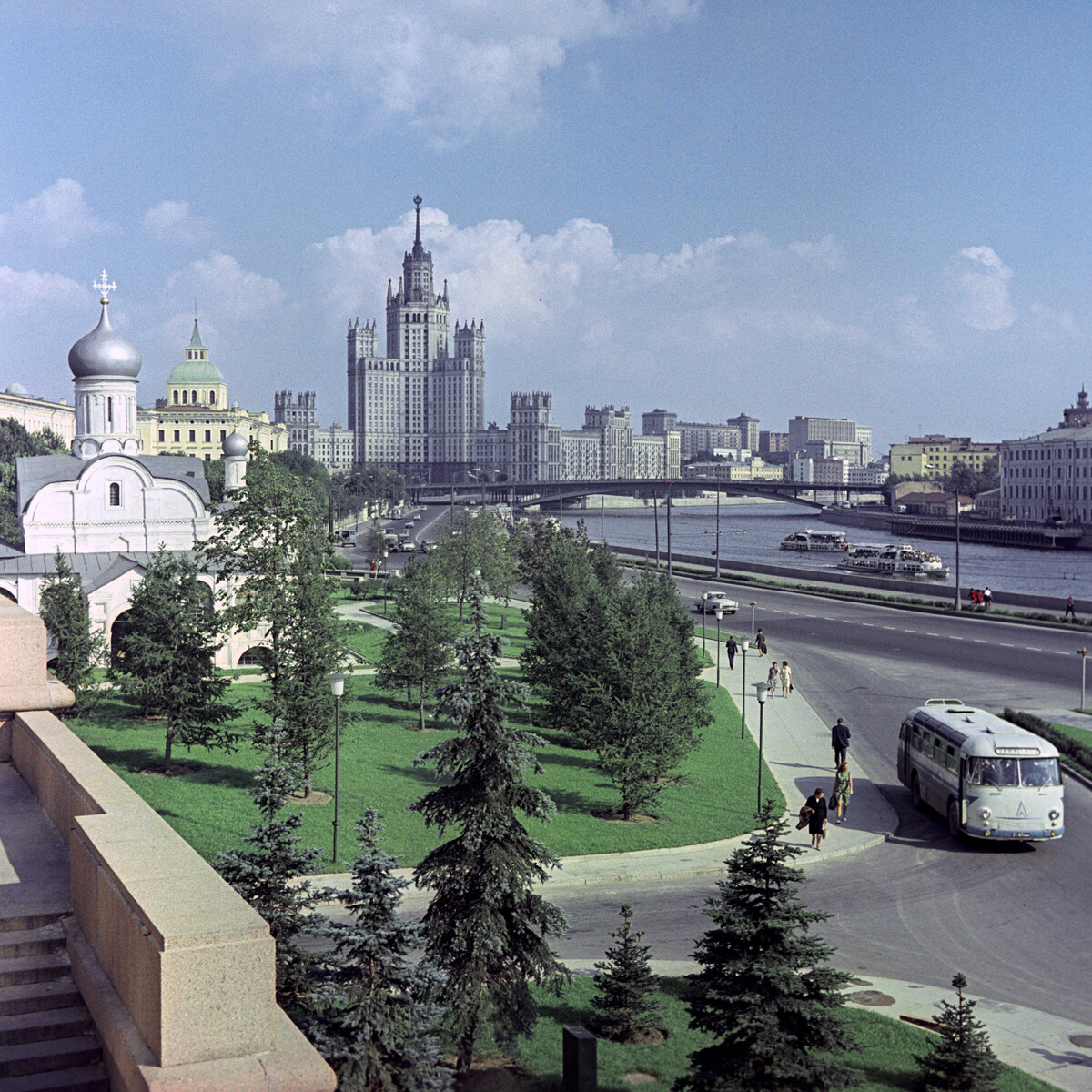 Veduta di epoca sovietica dell’Edificio residenziale sulla Kotelnicheskaja naberezhnaja. La torre principale ha 32 piani ed è alta 176 metri (con la guglia)