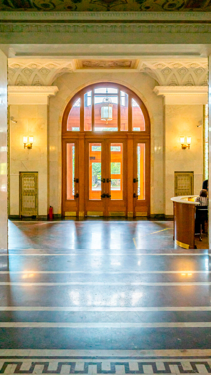 Entrare nel palazzo senza permesso è impossibile. All’ingresso sarete attesi da arcigne portinaie